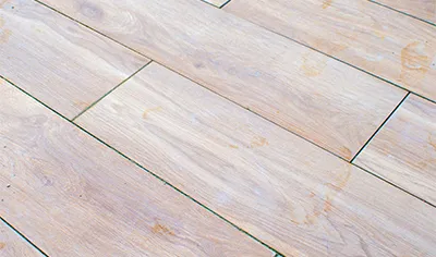 Terrasse mit großformatigen Platten