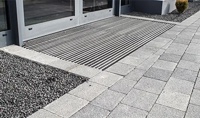 Entwässerungsrinne entlang einer neu gepflasterten Fläche