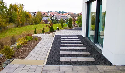 Terrasse mit Natursteinmauer