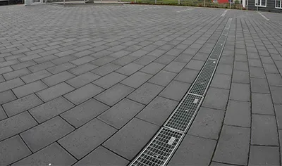 Trittplattenweg über Kiesfläche